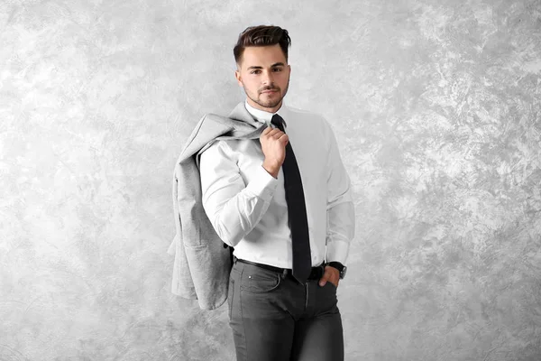 Hombre guapo en la pared — Foto de Stock