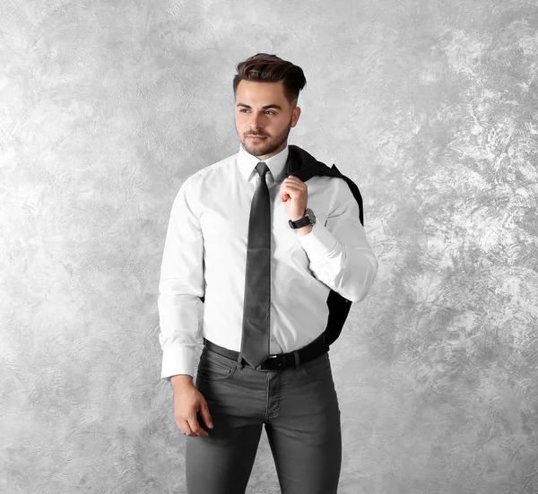 Schöner Mann an der Wand — Stockfoto