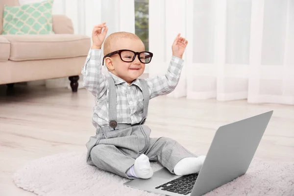 Menino bonito com laptop — Fotografia de Stock