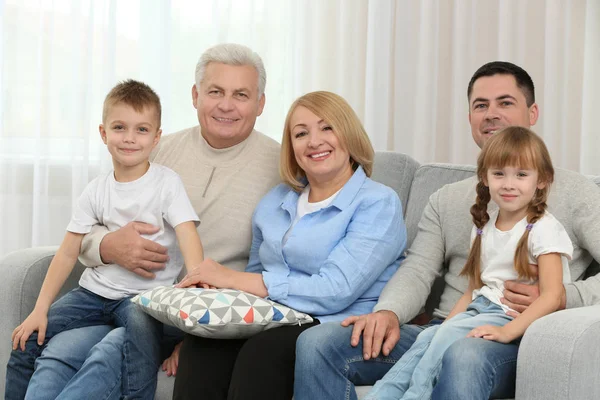 Familia Feliz Sentado Sofá — Foto de Stock