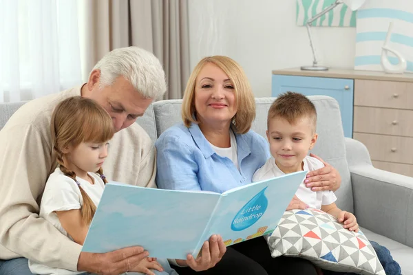 Libro de lectura familiar feliz — Foto de Stock