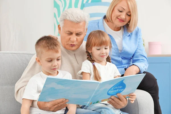 Gelukkig familie lezen boek — Stockfoto