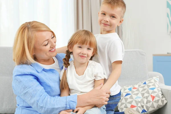 Gelukkig grootmoeder met kleinkinderen — Stockfoto