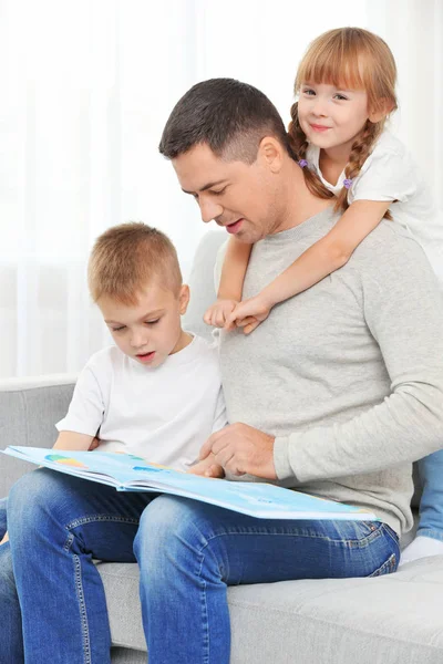 Gelukkige vader en kinderen — Stockfoto