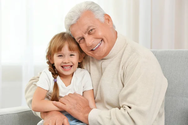 Heureux grand-père avec petite-fille — Photo