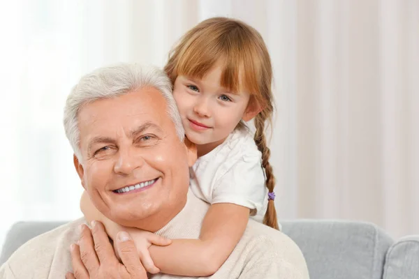 Gelukkige grootvader met kleindochter — Stockfoto