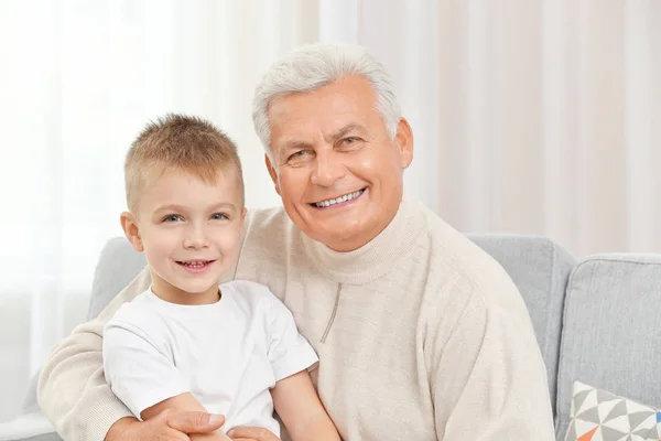 Feliz abuelo con nieto —  Fotos de Stock