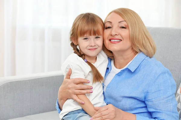 Feliz abuela con nieta —  Fotos de Stock