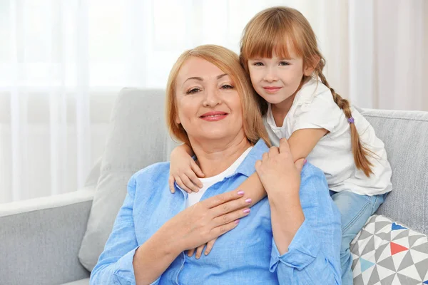 Feliz abuela con nieta — Foto de Stock