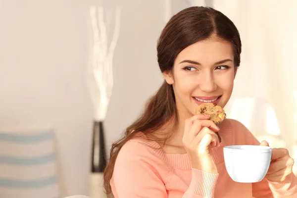 Mujer con sabrosa galleta — Foto de Stock