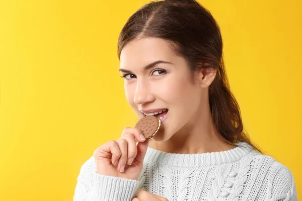 Mujer joven comiendo sabrosa galleta — Foto de Stock