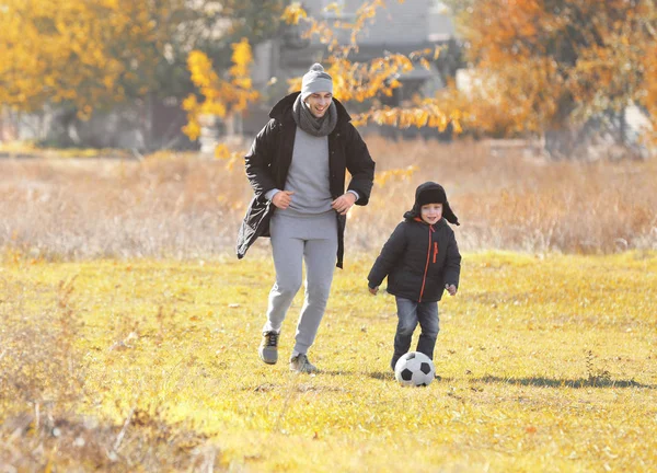 Vader en zoon die voetballen — Stockfoto