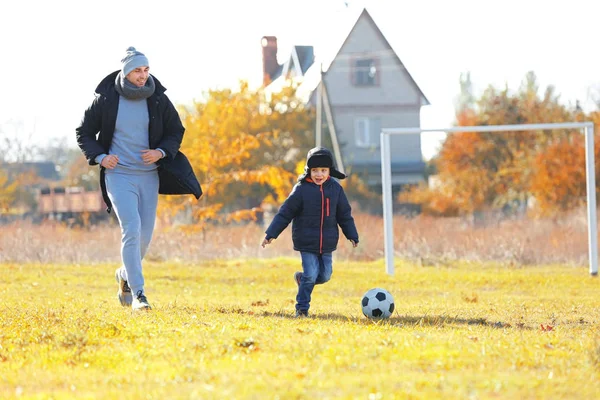 축구를 하는 아버지 와아들 — 스톡 사진