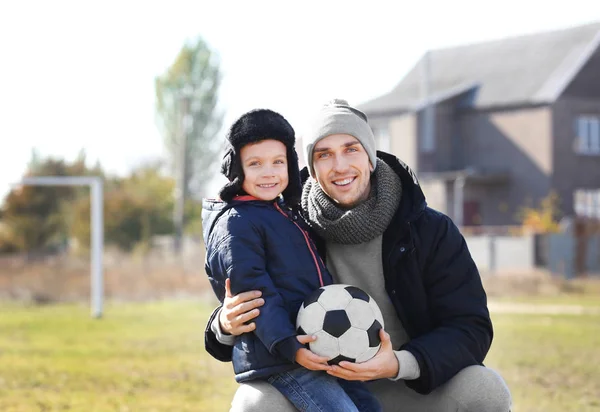 Pai e filho com bola — Fotografia de Stock