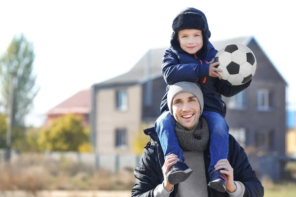 Pai e filho com bola — Fotografia de Stock