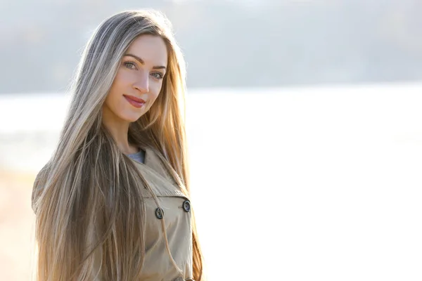 Belle Jeune Femme Près Rivière Jour Ensoleillé Automne — Photo