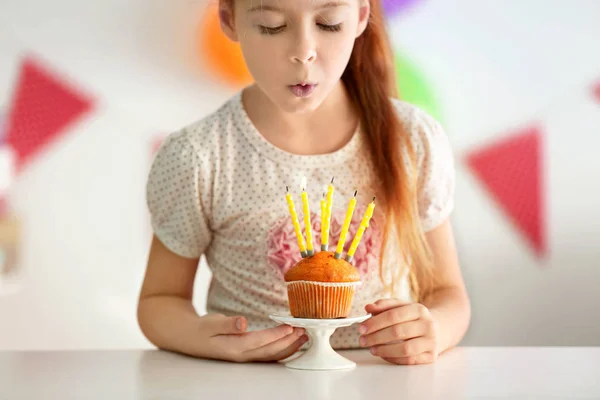 Симпатична маленька дівчинка з тортами на день народження — стокове фото