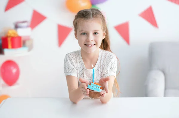 Cute little girl with birthday cake — Stock Photo, Image