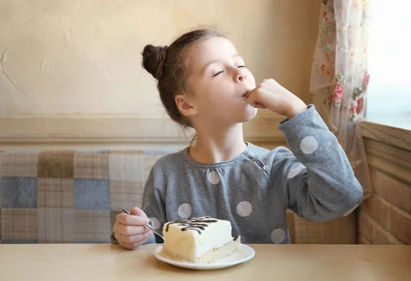 Niedliches kleines Mädchen, das Kuchen isst — Stockfoto