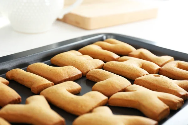 Cookie bokstäver på bakning fack — Stockfoto