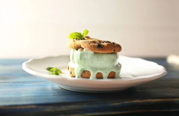 Kiwi ice cream cookie sandwich — Stock Photo, Image