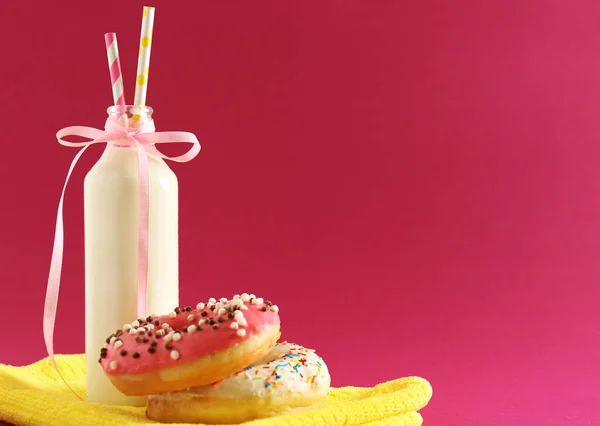 도넛과 우유 병 — 스톡 사진