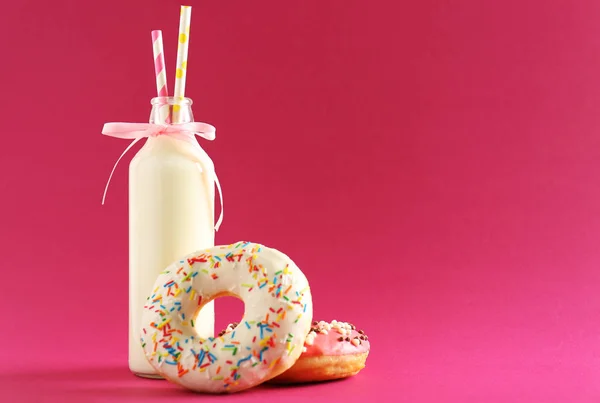 Ciambelle e bottiglia di latte — Foto Stock