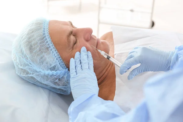 Procedimiento de rejuvenecimiento facial — Foto de Stock