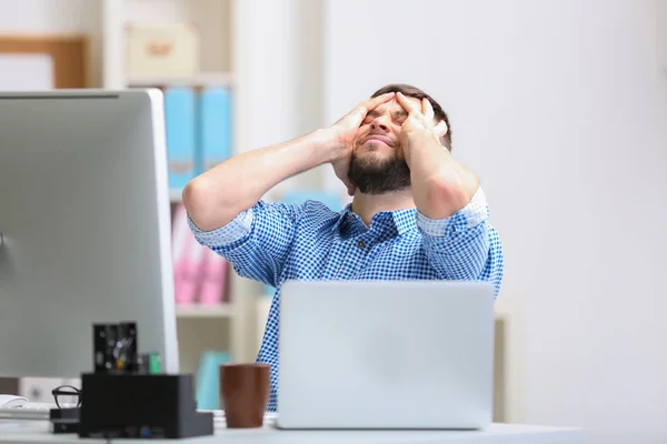 Guapo joven programador — Foto de Stock