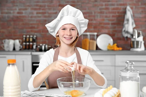 Söt flicka matlagning — Stockfoto