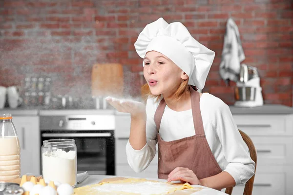 Leuk meisje koken — Stockfoto