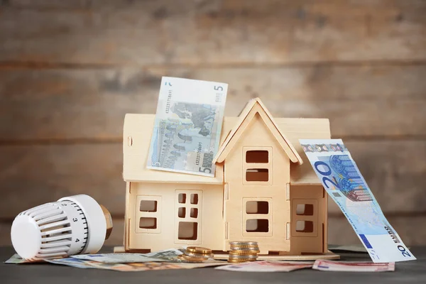 Ház modell, a pénz és a termosztát — Stock Fotó