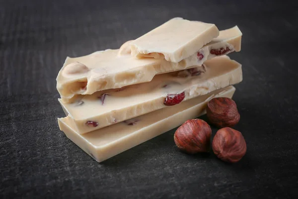 Witte chocolade met praliné — Stockfoto