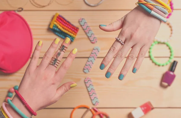 Mani femminili con belle unghie — Foto Stock