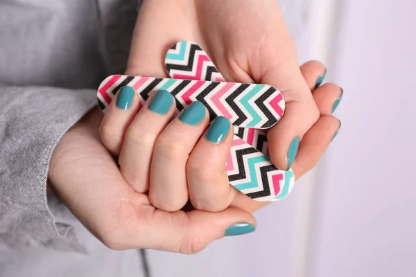 Kobiece ręce z piękne paznokcie — Zdjęcie stockowe