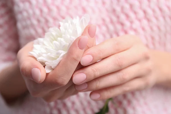 Mains féminines avec de beaux ongles — Photo