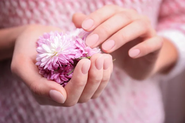 Manos femeninas con uñas hermosas — Foto de Stock