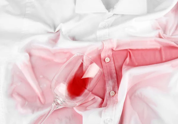 Стакан виноградной лозы пролился на рубашку — стоковое фото