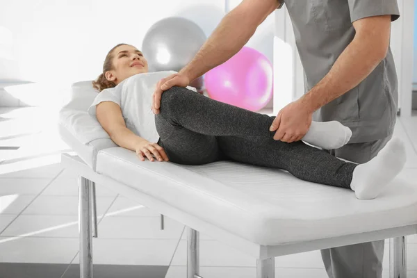 Physiotherapeut arbeitet mit Patient — Stockfoto