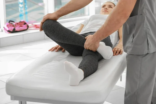 Fysiotherapeut werkt samen met patiënt — Stockfoto