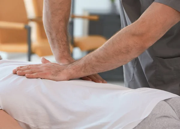 Physiotherapist working with patient — Stock Photo, Image