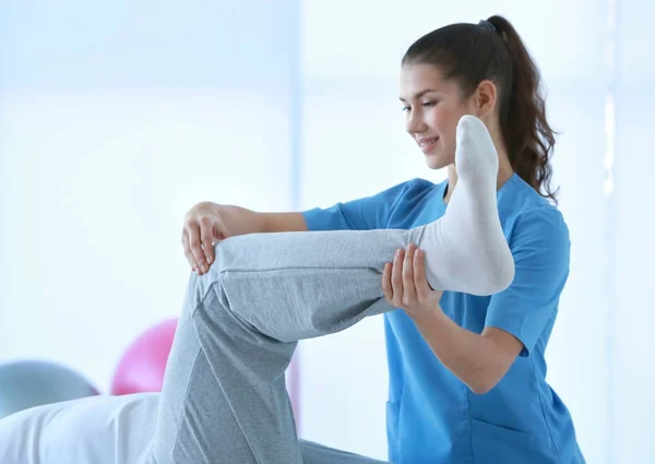 Physiotherapist Working Patient Clinic — Stock Photo, Image