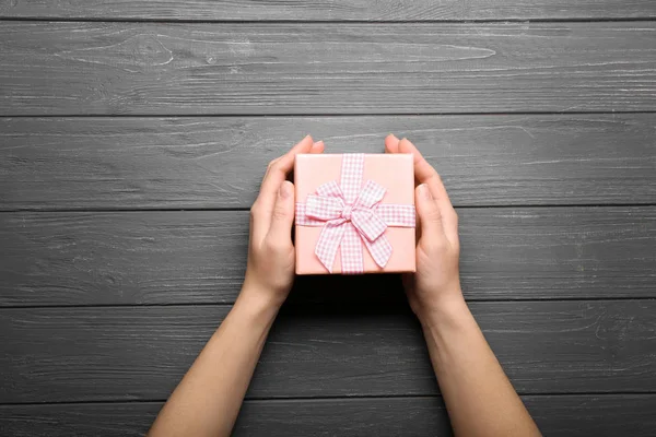 Hands holding gift box — Stock Photo, Image