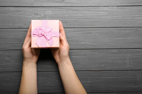 Hands holding gift box — Stock Photo, Image