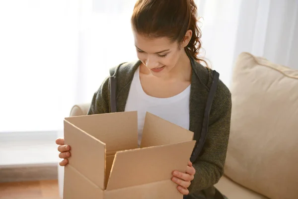 Vacker Ung Kvinna Öppna Ask Med Paket Hemma — Stockfoto