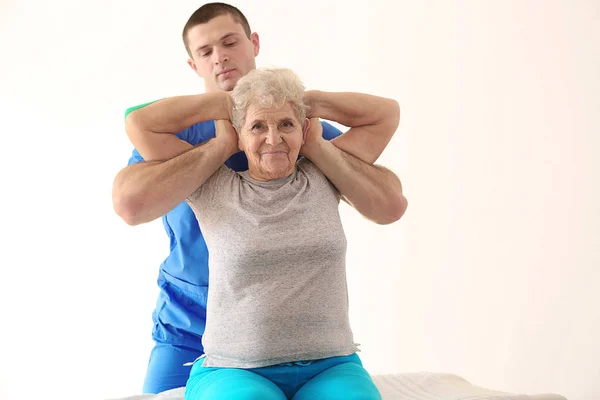 Physiotherapeut arbeitet mit älteren Patienten — Stockfoto