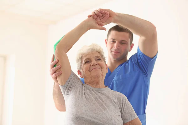 Physiotherapeut arbeitet mit älteren Patienten — Stockfoto