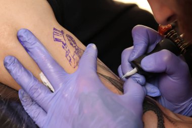 Profesyonel sanatçı salonda, dövme yapma el görünümü kapatın