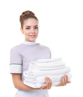temiz havlu yığını tutan oda hizmetçisi 