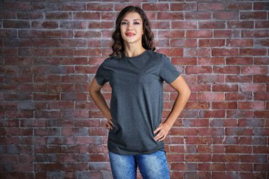 Genç kadın boş t-shirt